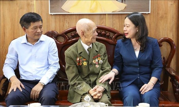 70e anniversaire de la Victoire de Diên Biên Phu: Vo Thi Anh Xuân rend hommage aux soldats tombés au champ d’honneur 