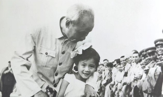 Les souvenirs d’une petite Chinoise photographiée aux côtés du Président Hô Chi Minh