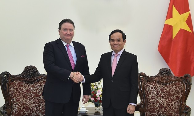 Trân Luu Quang reçoit l'ambassadeur américain Marc Evans Knapper