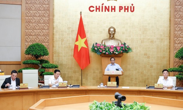 ​  Pham Minh Chinh préside une session gouvernementale dédiée à la législation pour le mois d'août