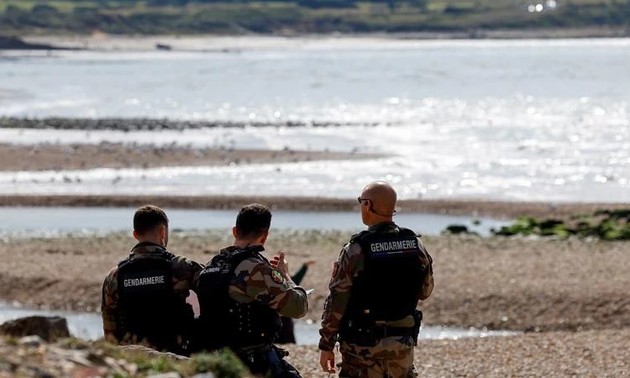 Huit migrants meurent en tentant de traverser la Manche