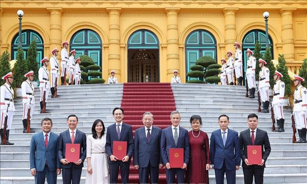 Le secrétaire général et président Tô Lâm nomme quatre nouveaux ambassadeurs