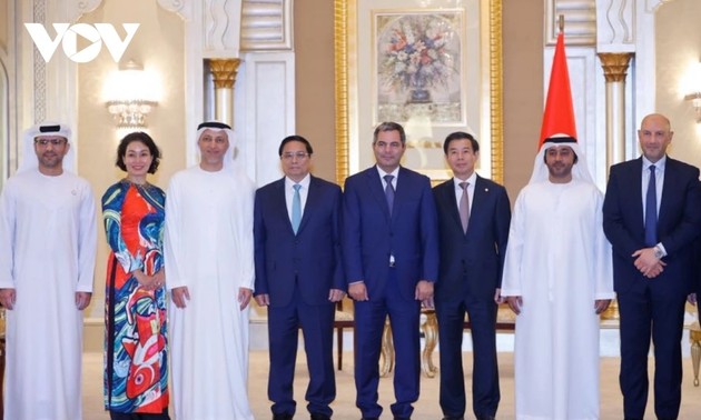 Pham Minh Chinh encourage les investissements émiratis au Vietnam