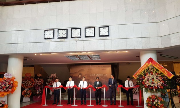Vernissage de l’exposition “Les pas du Président Hô Chi Minh en Chine”