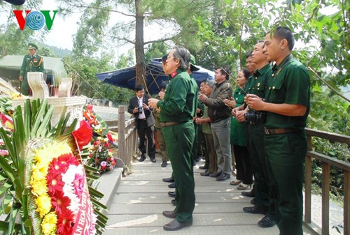 ประชาชนนับหมื่นคนไปวางพวงมาลาที่สุสานพลเอกหวอเงวียนย้าป