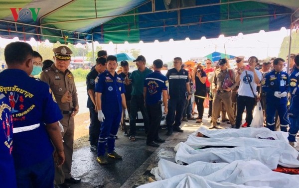 มีชาวเวียดนามเสียชีวิตจากอุบัติเหตุรถพ่วง 18 ล้อชนรถโดยสารที่อำเภอท่ามม่วงจังหวัดกาญจนบุรี