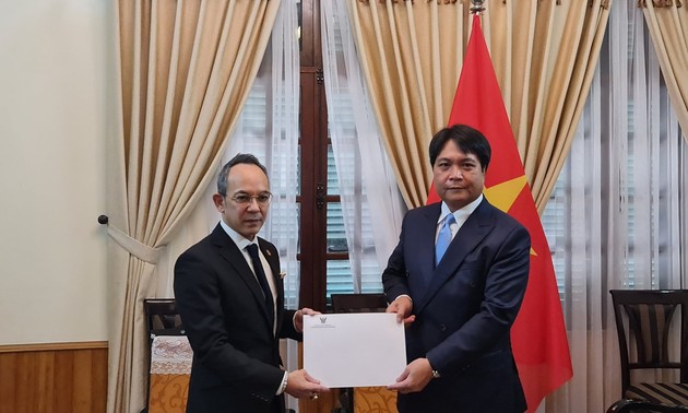 เอกอัครราชทูตไทย ณ กรุงฮานอย ยื่นสำเนาพระราชสาส์นตราตั้งต่ออธิบดีกรมพิธีการทูตเวียดนาม