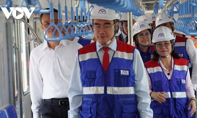 HCM City welcomes first train on Metro Line No 1 Ben Thanh - Suoi Tien