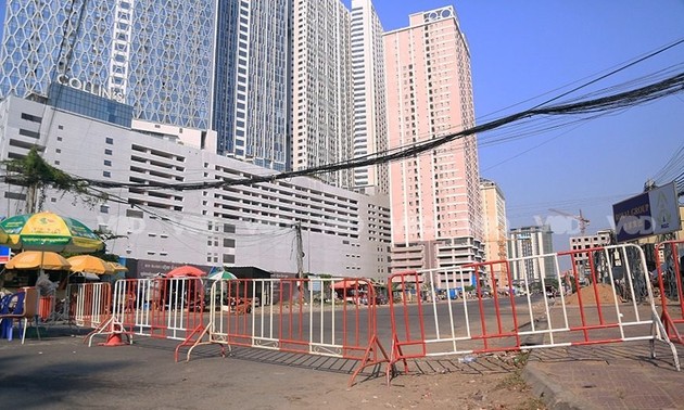 Cambodia blockades capital Phnom Penh