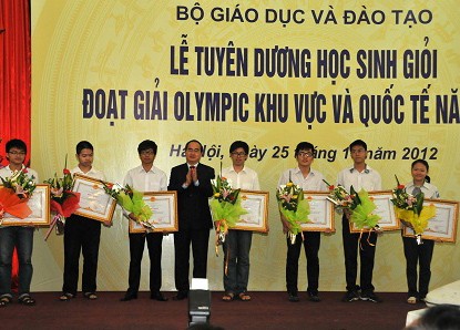 Tuyên dương học sinh đoạt giải Olympic khu vực và quốc tế năm 2012