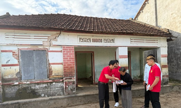 Tổ chức Giao lưu quốc tế Việt Nam - Nhật Bản tặng hơn 100 suất quà tới bà con vùng lũ tỉnh Đắc Lắc