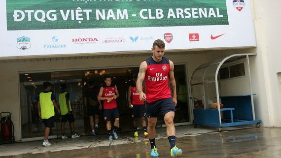 Arsenal bất ngờ tập kín ở Mỹ Đình 