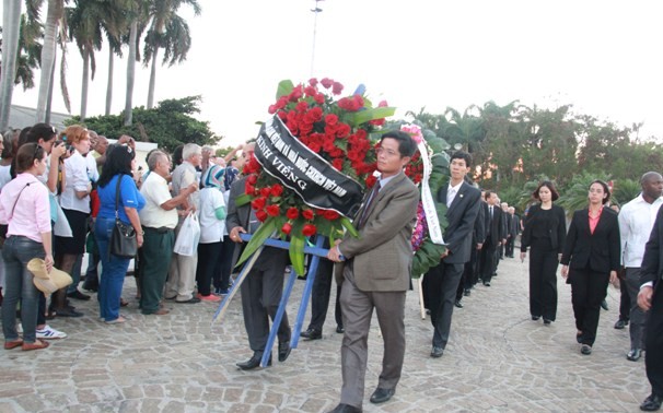 Đoàn đại biểu Đảng và Nhà nước Việt Nam viếng Lãnh tụ Cuba Fidel Castro Ruz