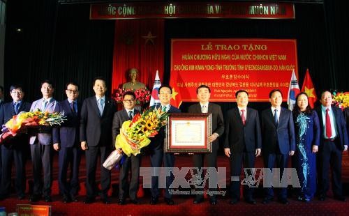  Trao Huân chương Hữu nghị tặng tỉnh trưởng tỉnh Gyeongsangbuk-do, Hàn Quốc 