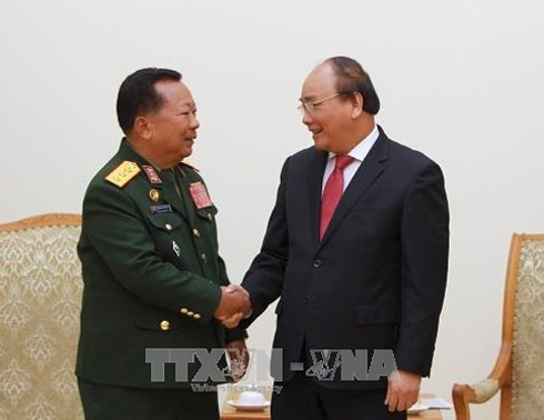 Government leader hosts Lao Defence Minister