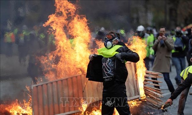 France braces for more violence in Paris 