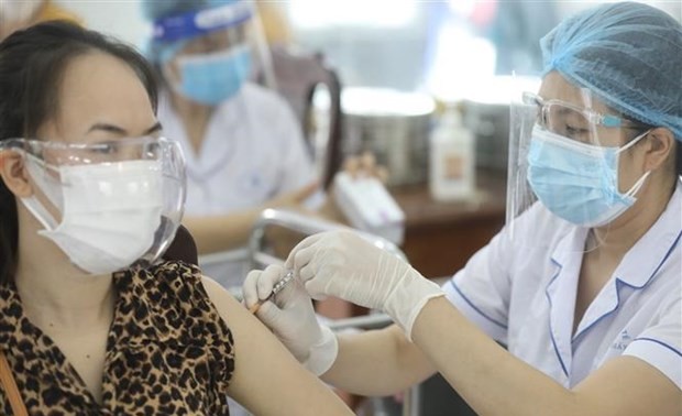 HCM City, Hanoi accelerate testing, vaccinations against COVID-19