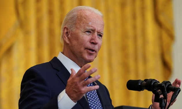 Attacking anti-vaccine movement, Biden mandates widespread COVID shots, tests 