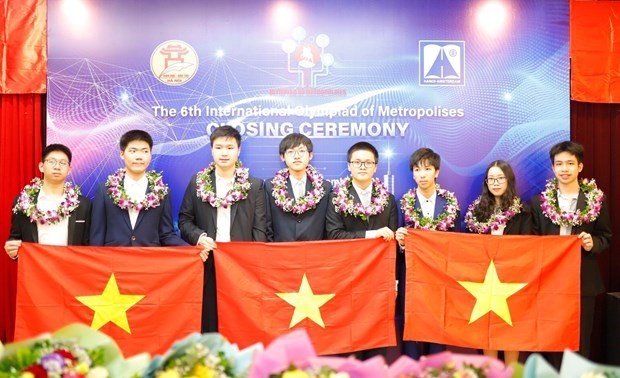 Vietnamese students win gold, silver medals at Int’l Olympiad of Metropolises