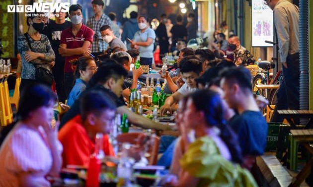 City street eateries crowded again as nighttime ban eased