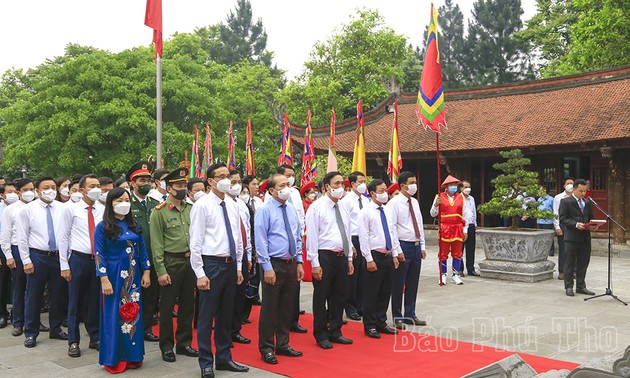 Incense offered in memory of Vietnam’s ancestors 