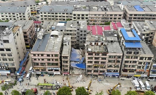 60 people trapped, missing in building collapse in China