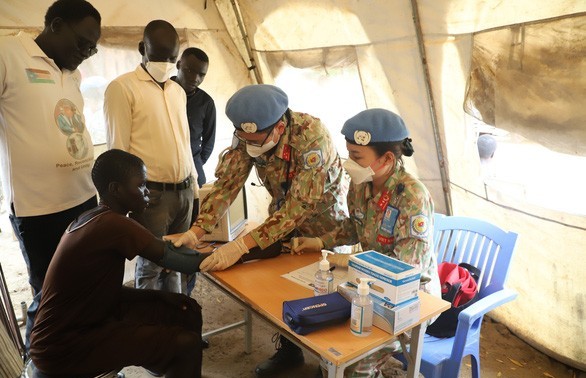 Vietnamese blue beret doctors help South Sudanese people in rainy season 