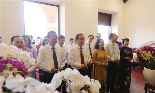 City leaders offer incense to commemorate Presidents Ho Chi Minh, Ton Duc Thang