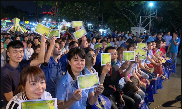 HCM City gifts New Year bus, train, plane tickets to disadvantaged workers 