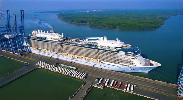 Luxurious cruise ship brings over 3,800 visitors to Vietnam