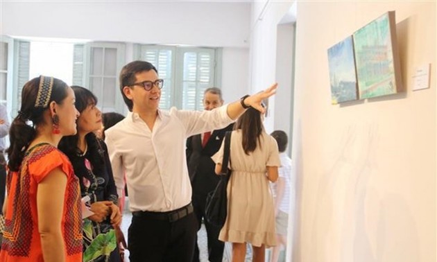 Mexican painter Diego Rodarte’s paintings exhibited in HCM City