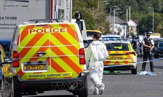 Violent crowd clashes with UK police after young girls killed