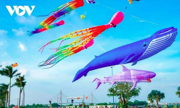 Giant kites brighten the sky of Can Tho