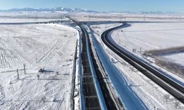 World's longest expressway tunnel opens to traffic in Xinjiang