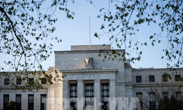 Fed Governor to resign early amid pressure to cut interest rates