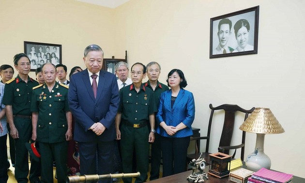 Tổng Bí thư Tô Lâm dâng hương tưởng niệm Chủ tịch Hồ Chí Minh tại Di tích nhà số 48 Hàng Ngang, Hà Nội