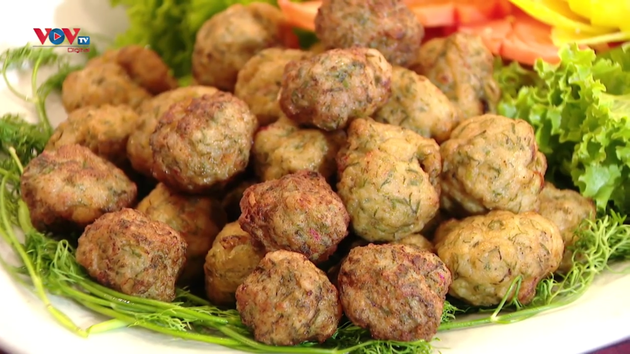 Шарики из окунеобразных рыб, разведенных в Западном озере