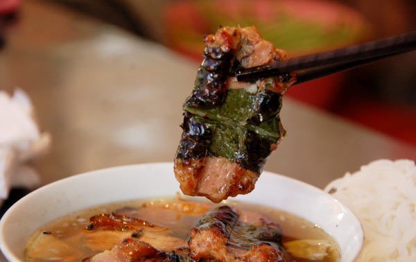 Лапша с запечённой на бамбуковых шпажках свининой