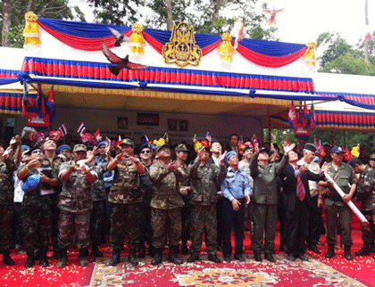 កម្ពុជា-ថៃរៀបចំពិធីដកកងទ័ព ចេញផុតពីតំបន់ ប្រាសាទ ព្រះវិហារ។ 