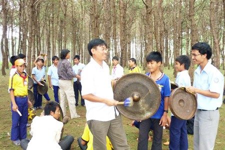 លោកគ្រូ១រូបផ្សាយសេចក្តីស្រឡាញ់វប្បធម៏ជាប្រពៃណីរសំរាប់យុវវ័យ ជនជាតិ Ba Na