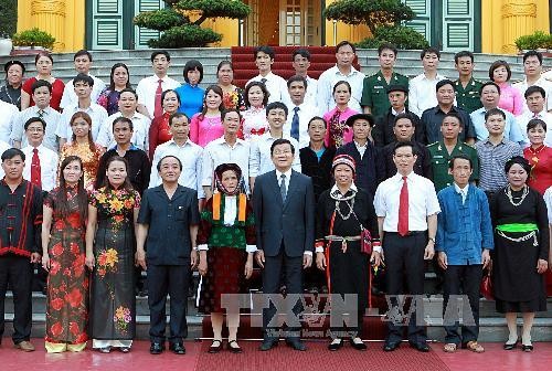 张晋创主席会见河江省“学习胡志明主席道德榜样”优秀代表