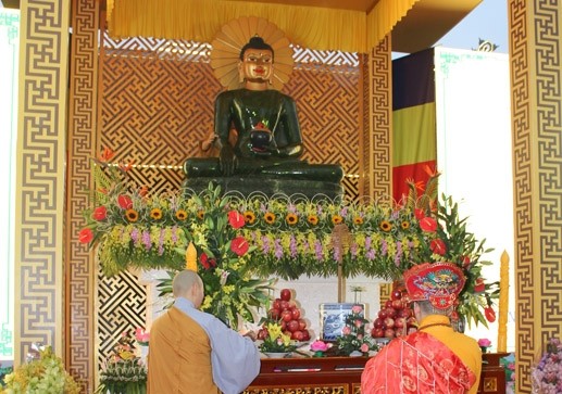 世界和平玉佛安奉在广平省宏福寺