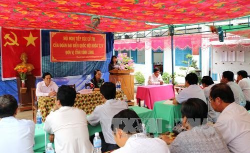 越南国会代表在第十四届国会第二次会议前接触选民：倾听选民意见