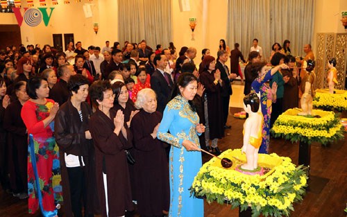 旅捷越南人举行佛诞节庆祝典礼