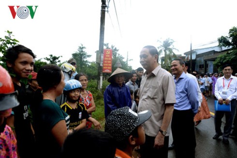 ប្រធានរដ្ឋវៀតណាមលោក Tran Dai Quang អញ្ជើញទៅពិនិត្យកិច្ចការជំនះពុះពាខ្យល់ព្យុះ ទឹកជំនន់នៅ Da Nang