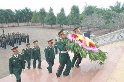 គណៈប្រតិភូកងយោធពលខេមរភូមិន្ទមកអុជធូបនៅឈាបនដ្ឋានវីរៈយុទ្ធជន ពលីស្រុក Duc Co ខេត្ត Gia Lai