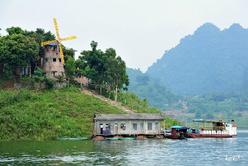 Thung Nai ឈូងសមុទ្រ Ha Long តូចមួយនៅកណ្តាលតំបន់ព្រៃភ្នំពាយ័ព្យ