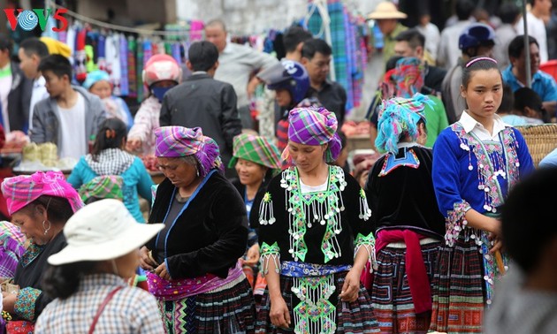 ផ្សារបុរមបុរាណនៅជើងភ្នំ Hoang Lien Son