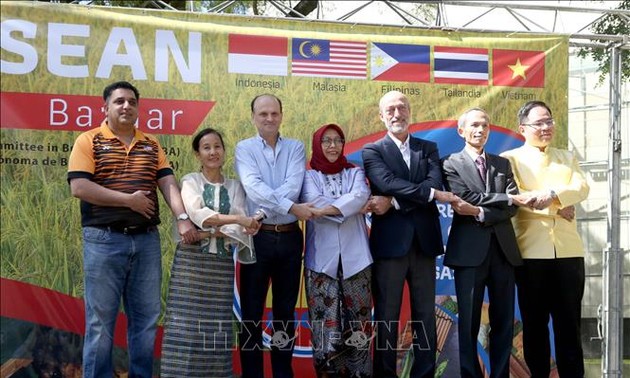 ឧទ្ទេសនាមវប្បធម៌វៀតណាមនៅពិព័រណ៍អាស៊ាន Bazar នៅ​ប្រទេស​អាហ្សង់ទីន