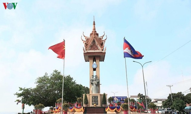 ពិធីសម្ពោធស្តូបមិត្តភាពវៀតណាម - កម្ពុជានៅខេត្តកំពង់ចាម (កម្ពុជា)